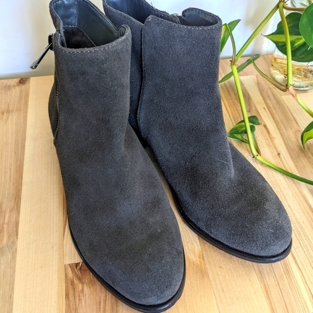 𝅺JESSICA Simpson Grey Suede Leather Booties 6.5 Chelsea side zip